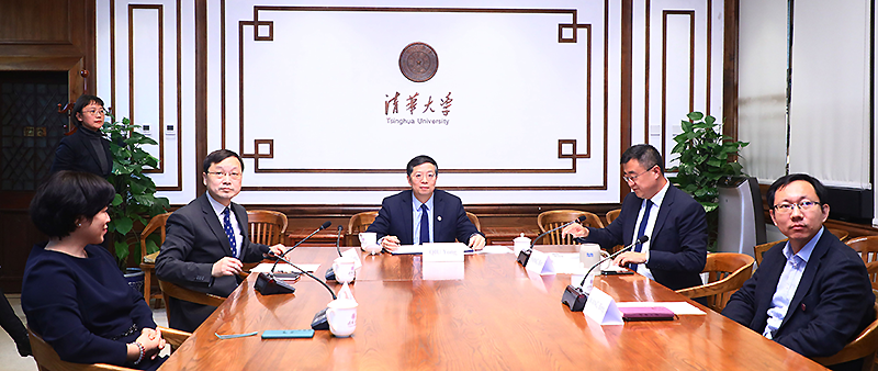 Vertreterinnen und Vertreter der Tsinghua-Universität und TUM Beijing Liaison Officer Zhenshan Jin bei der Vertragsunterzeichnung