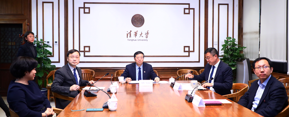 Representatives of Tsinghua University and TUM Beijing Liaison Officer Zhenshan Jin signing the contract