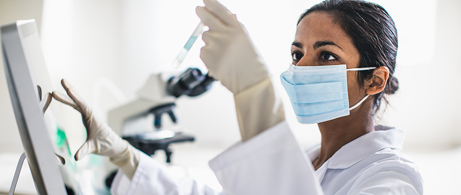 Wissenschaftlerin im Labor