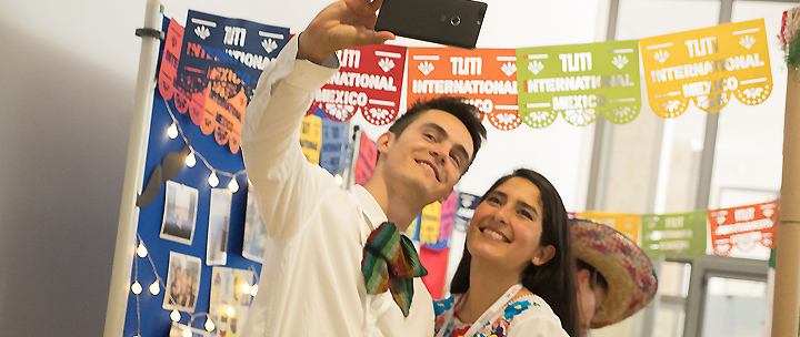 International Day 2018 am TUM Innenstadt-Campus: Internationale Studierende machen am Mexiko-Stand ein Selfie