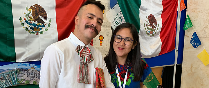 International Day 2019 am TUM Innenstadt-Campus: Zwei mexikanische Austauschstudierende lächeln in die Kamera