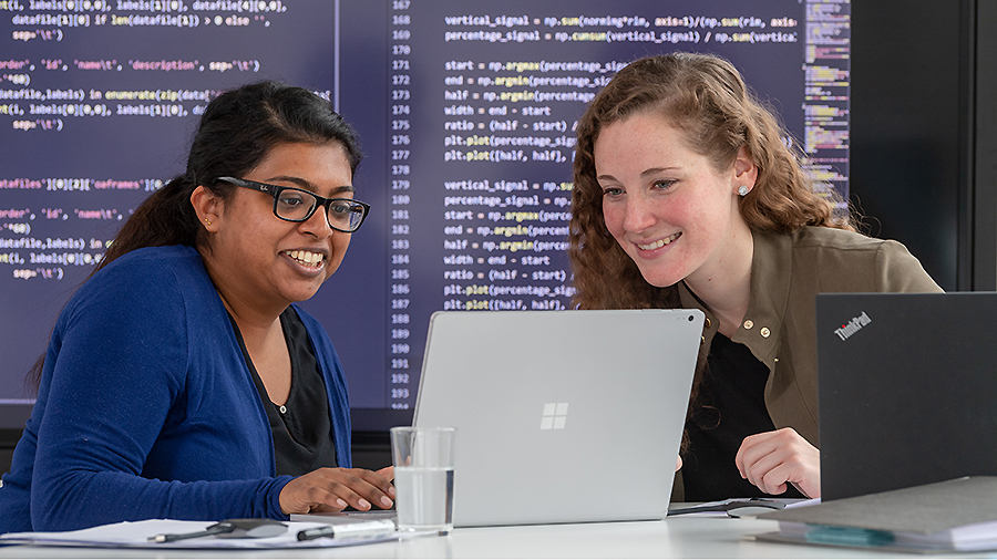 Zwei Studentinnen arbeiten gemeinsam am Laptop