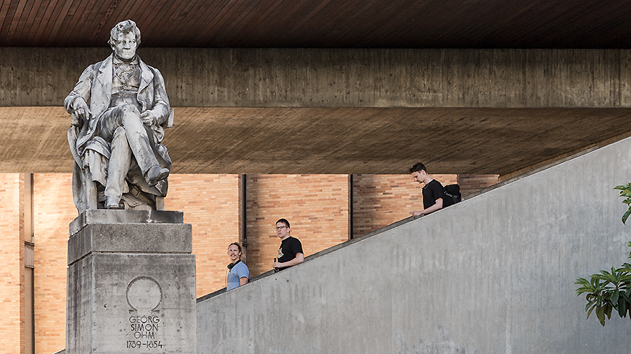 TUM Campus Innenstadt Denkmal Georg Simon Ohm