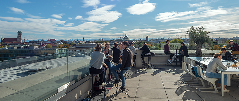 Students in conversation on the roof terrace of the TUM main building
