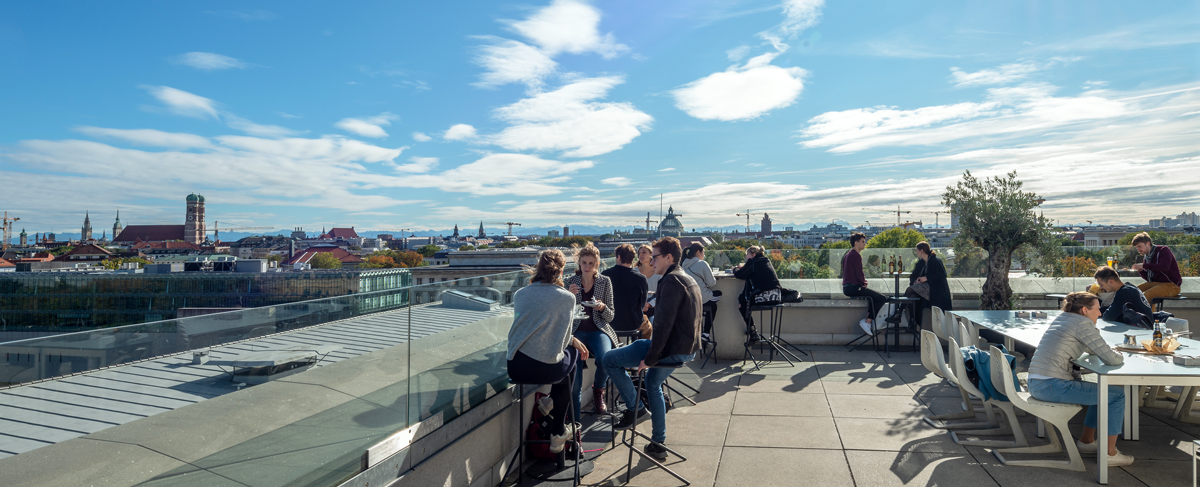 Studierende in Gesprächen auf der Dachterrasse des TUM-Hauptgebäudes