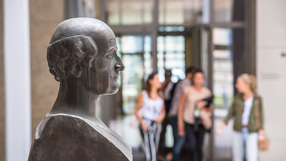 Bronzebüste des römischen Architekten Marcus Vitruvius Pollio im Eingangsbereich des Hauptgebäudes des TUM Campus München