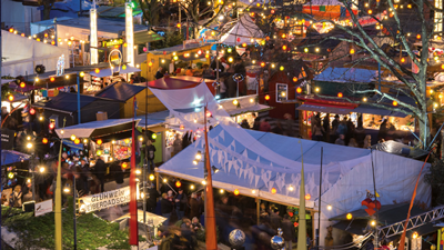 Der Schwabinger Weihnachtsmarkt an der Münchner Freiheit von oben