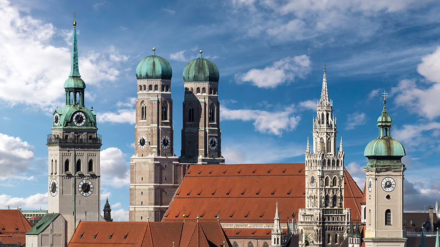 Die Türme der Frauenkirche und des Rathauses in München