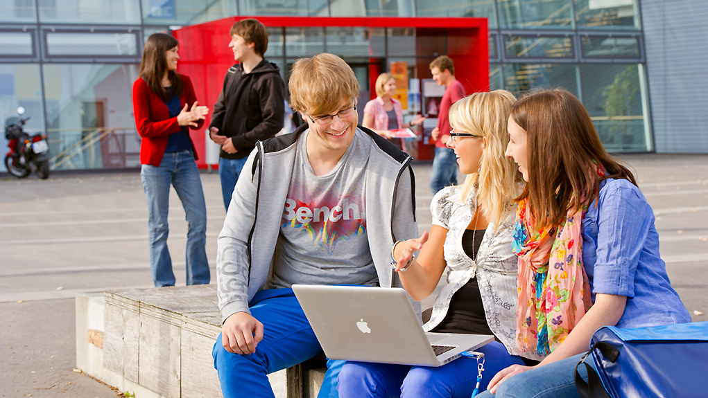 TUM-Studierende bei der Recherche
