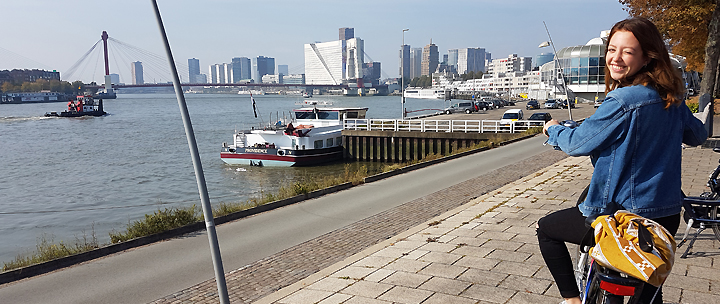 Junge Frau auf dem Fahrrad am Rotterdamer Hafen