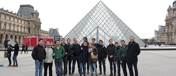 Gruppe junger Leute vor dem Pariser Louvre
