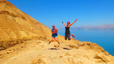 Zwei Studentinnen der TUM genießen ihren Aufenthalt in Israel