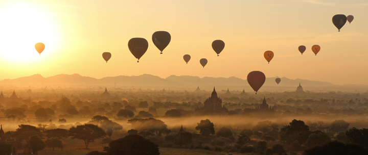 Heißluftballons beim Sonnenaufgang über Bagan