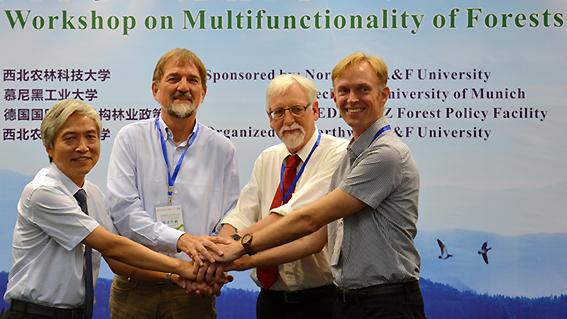 Internationale Zusammenarbeit in der Wissenschaft: Prof. Benz von der TUM mit Kollegen bei einem Workshop in Yangling, China. 